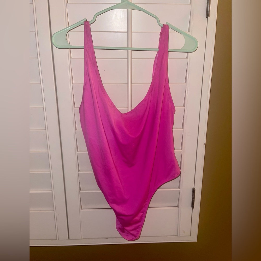 SKIMS SWIM SCOOP NECK ONE PIECE
TAFFY / 2X